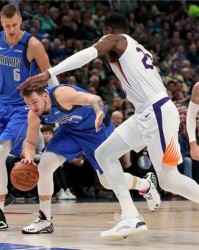  艾顿统治篮板大战太阳击败独行侠扩大领先优势