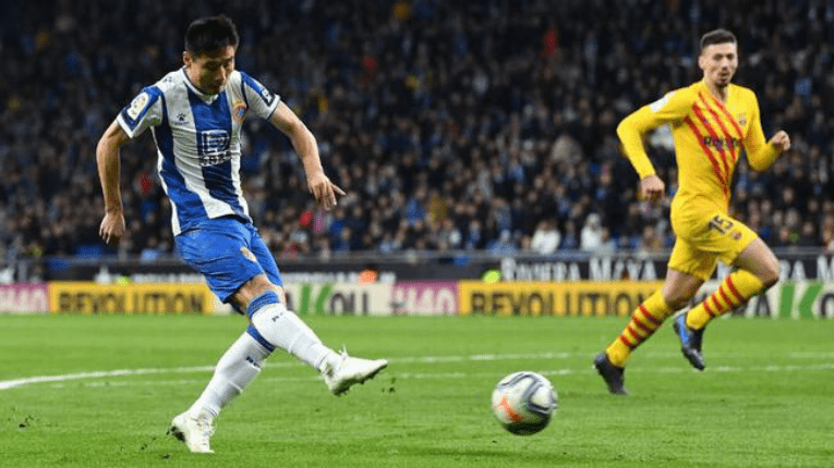  奥格斯堡定位球战术奏效，利用死球机会打破僵局取胜